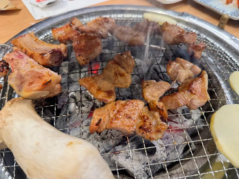 숯불 위에서 구워지는 갈비와 버섯