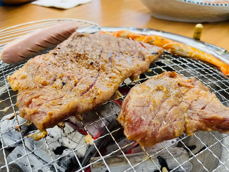 구워진 갈비와 새우