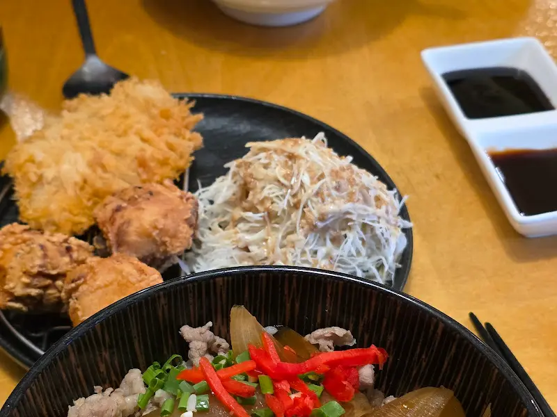 우마이규동과 가라아게 한 상 차림