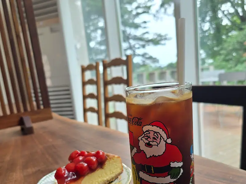 체리 치즈케이크와 아이스 아메리카노