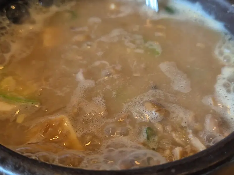뚝배기 안에서 끓고 있는 청국장찌개