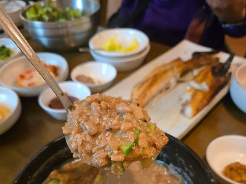 청국장찌개를 밥에 비벼먹는 모습