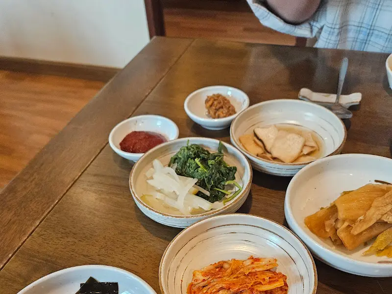 다양한 종류의 반찬들