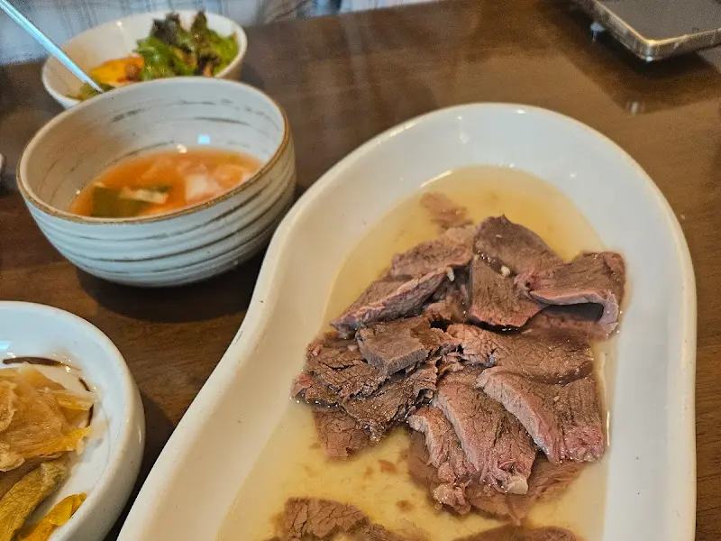 고기와 샐러드의 조화