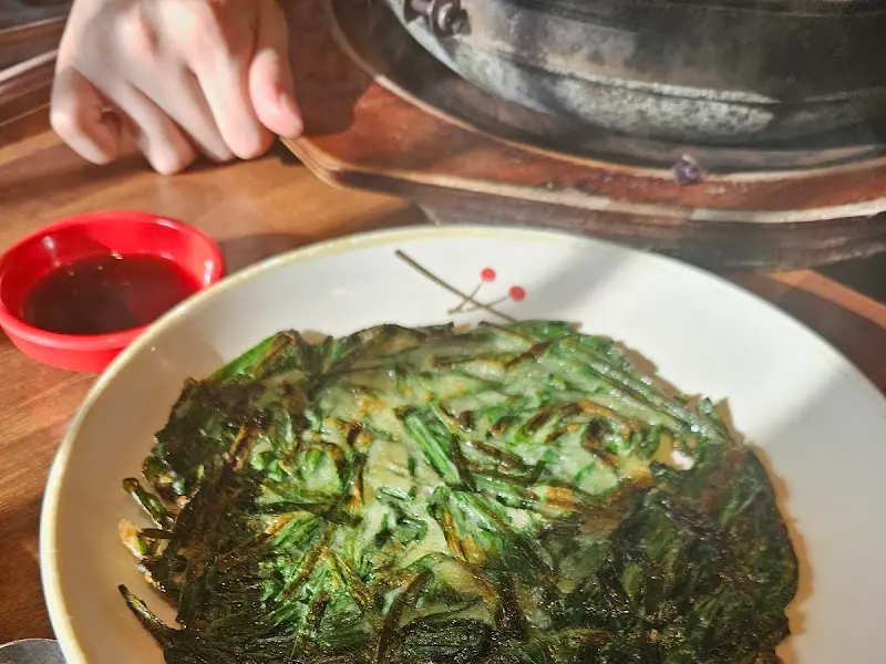 노릇하게 구워진 부침개의 모습