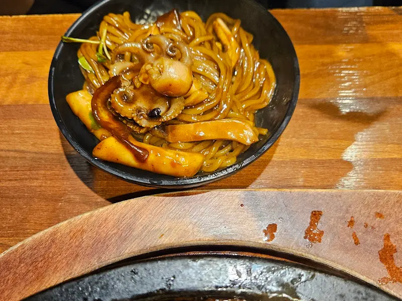 돌짜장 면을 앞접시에 담은 모습