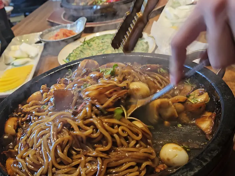 돌짜장을 섞는 모습