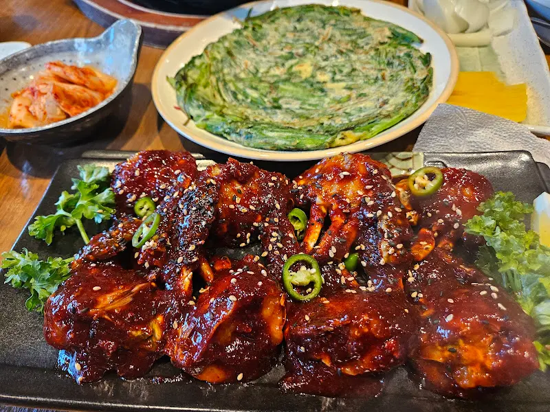 양념게장, 김치, 부침개가 놓인 테이블