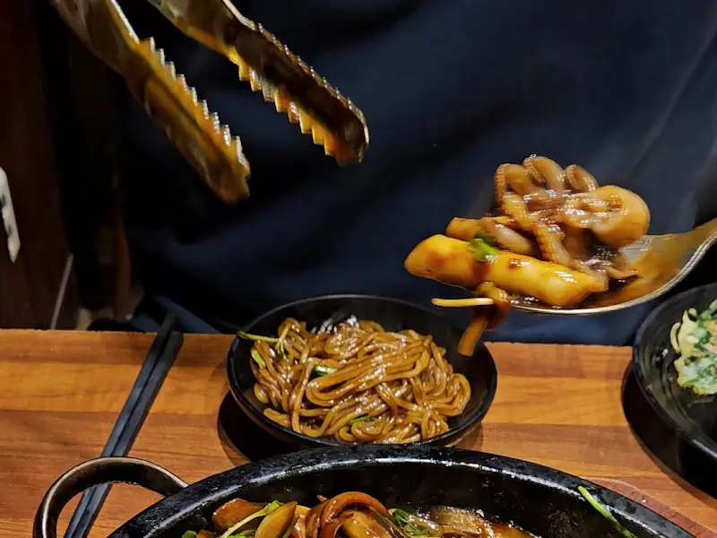 돌짜장 면을 들어올리는 모습