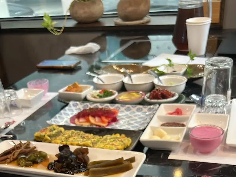 정갈하게 차려진 테이블