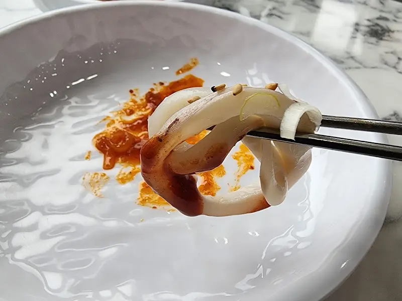 갈치조림 양념에 버무려진 양파