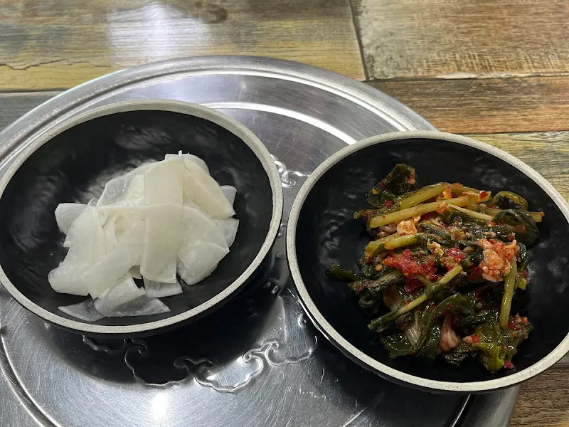 막국수와 함께 제공되는 무생채와 열무김치