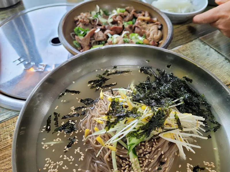 들기름 막국수와 함께 제공되는 숯불고기