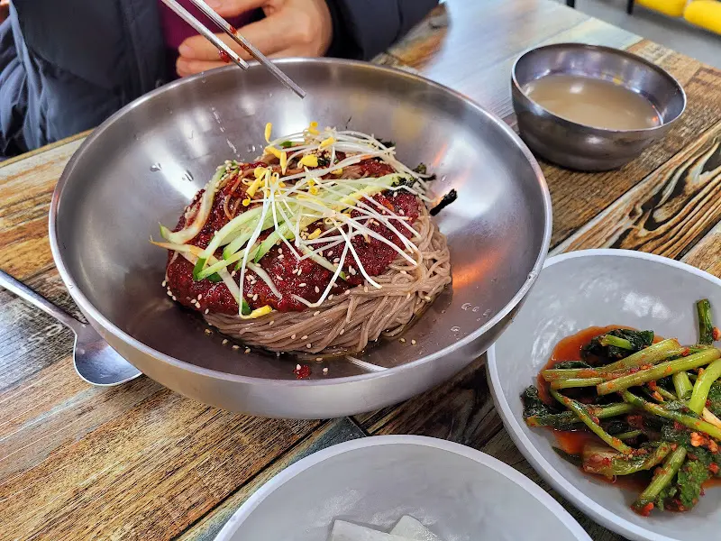 고소한 양념장이 듬뿍 올려진 비빔막국수