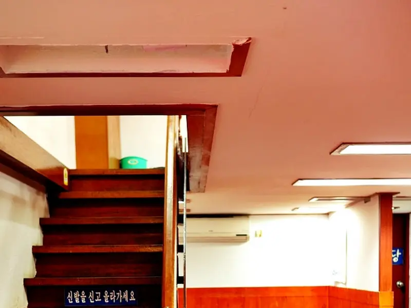2층으로 올라가는 계단