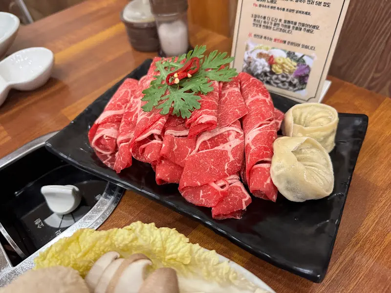 붉은 빛깔의 소고기가 담긴 접시