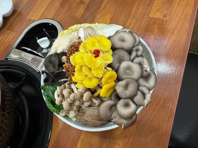 다양한 종류의 버섯이 담긴 접시
