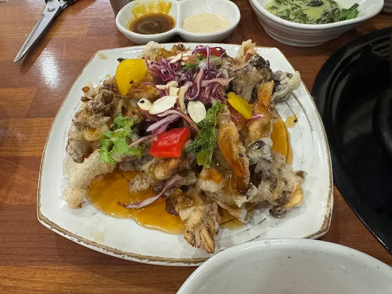 유자 소스가 뿌려진 버섯탕수