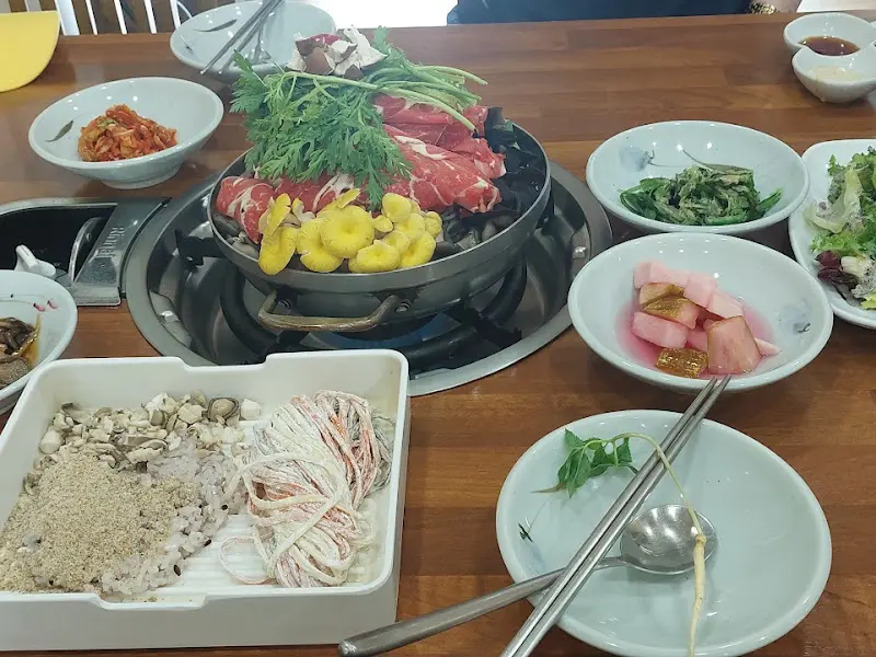 테이블 가득 차려진 버섯전골 한 상 차림