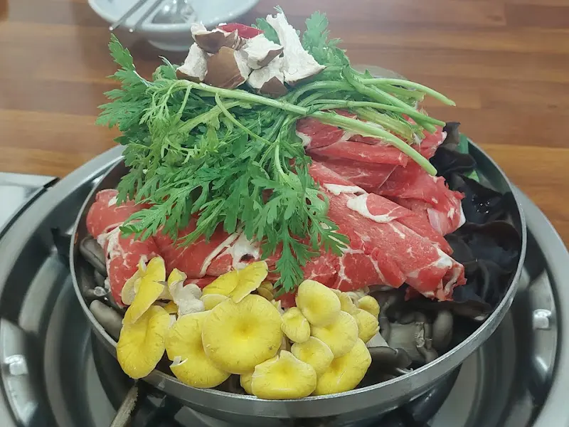 냄비에 담겨 끓고 있는 버섯과 소고기