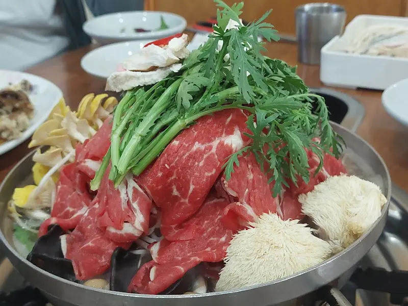 다양한 버섯과 채소가 가득 담긴 냄비