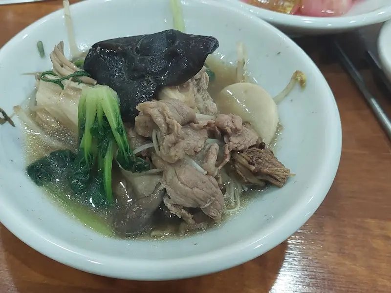 개인 접시에 담긴 버섯과 소고기