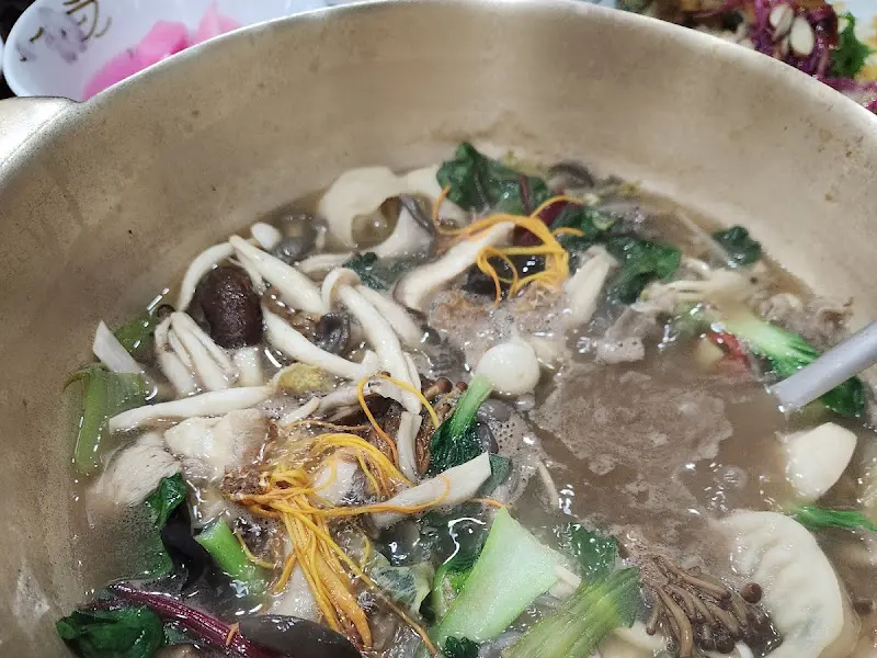 국자로 버섯전골을 뜨는 모습