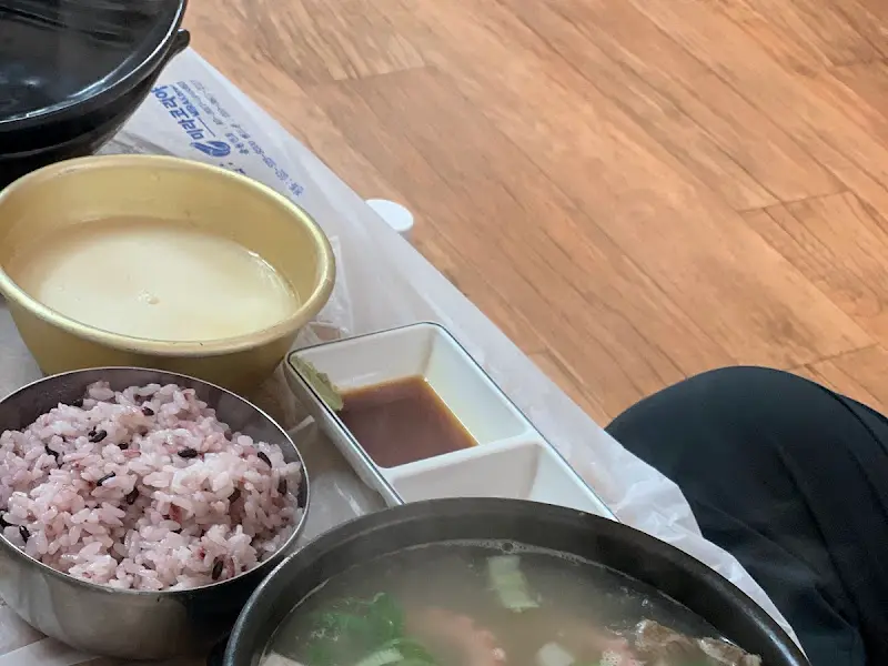 갈낙탕과 곁들여진 흑미밥