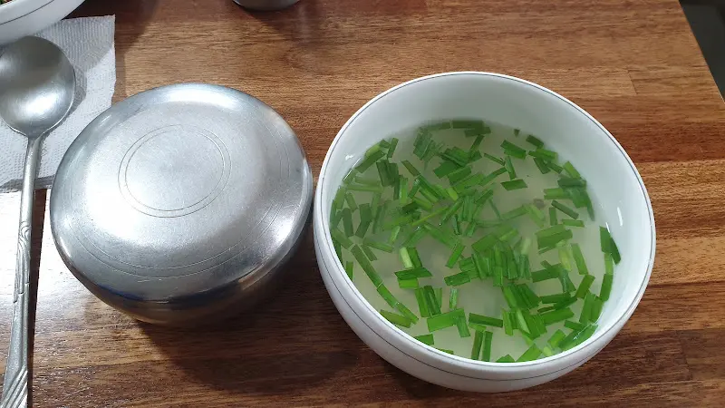 향긋한 부추가 듬뿍 올라간 제첩국