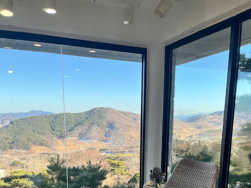 창밖으로 보이는 푸른 산과 하늘