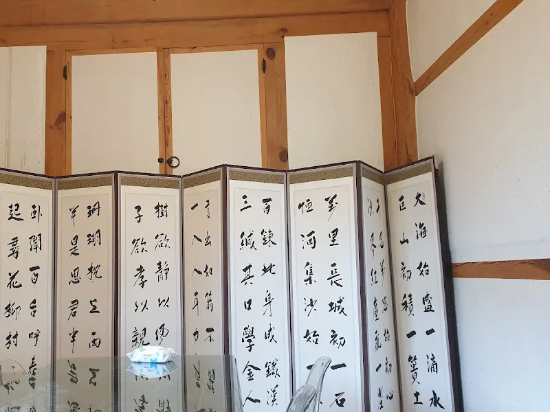 카페 내부 한 켠에 놓인 한국적인 병풍