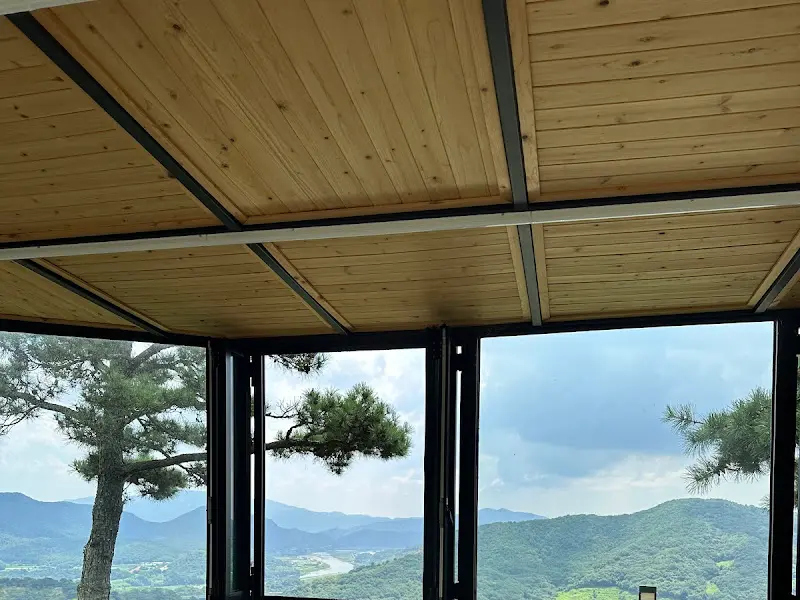 카페에서 판매하는 빵과 음료 메뉴