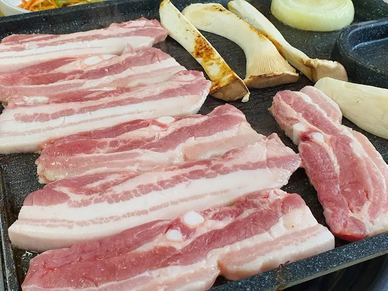 잘 정돈된 삼겹살과 버섯