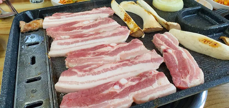 불판 위의 삼겹살