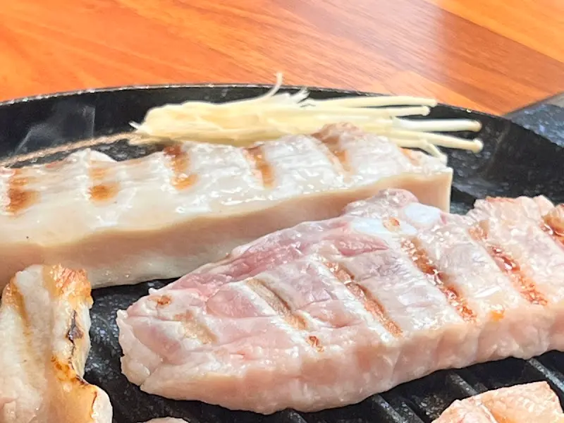 노릇하게 구워진 오겹살