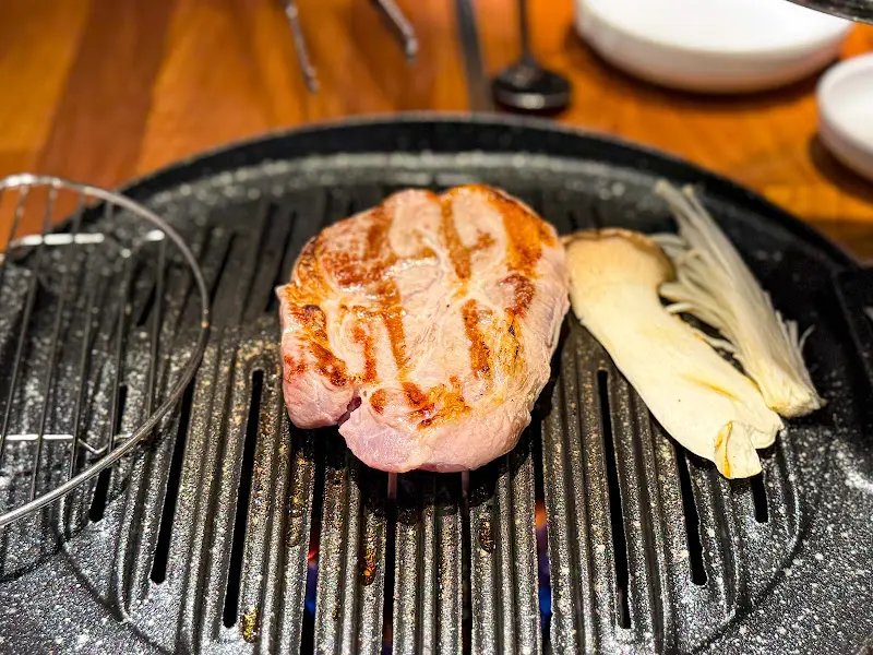 불판 위에서 구워지고 있는 고기