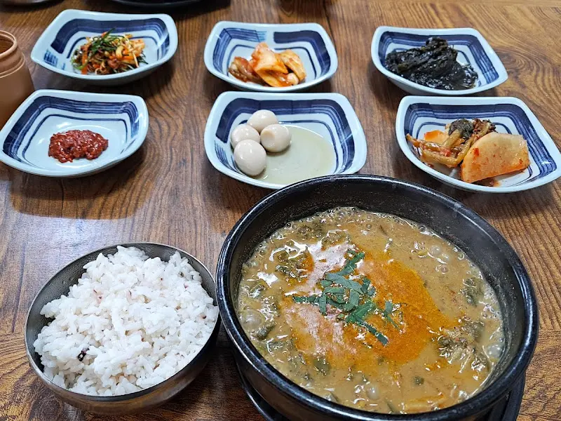 다양한 밑반찬과 짱뚱어탕