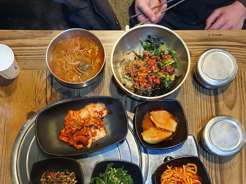 육회비빔밥과 밑반찬, 소고기국 한 상 차림