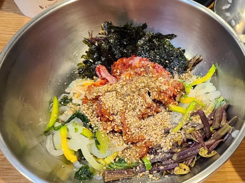 싱싱한 육회가 듬뿍 올라간 육회비빔밥