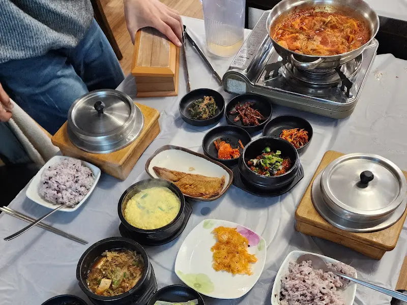 푸짐하게 차려진 쌈밥 정식 한 상