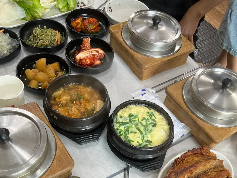 다양한 종류의 반찬들