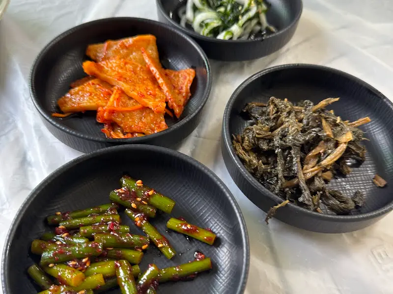 정갈하게 담긴 반찬들