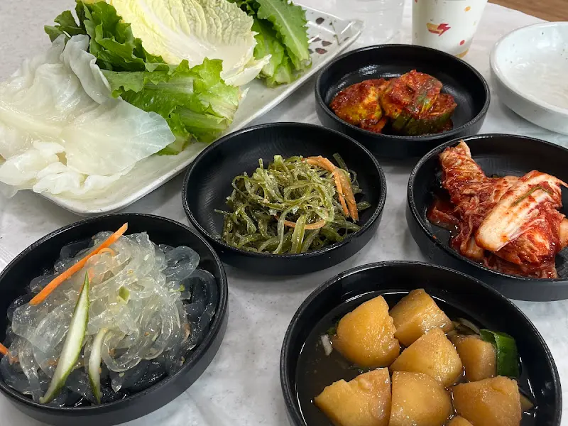 신선한 쌈 채소와 반찬