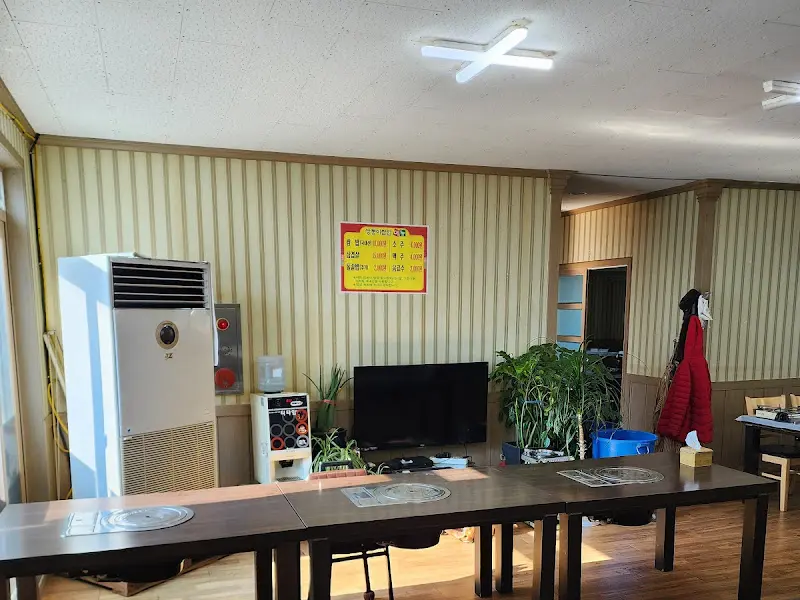 넓고 쾌적한 식당 내부