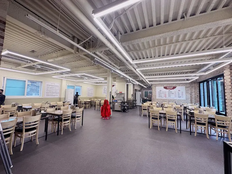 넓은 식당 내부