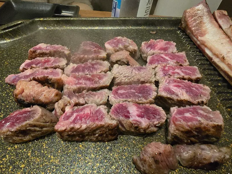 구워진 우대갈비 조각들