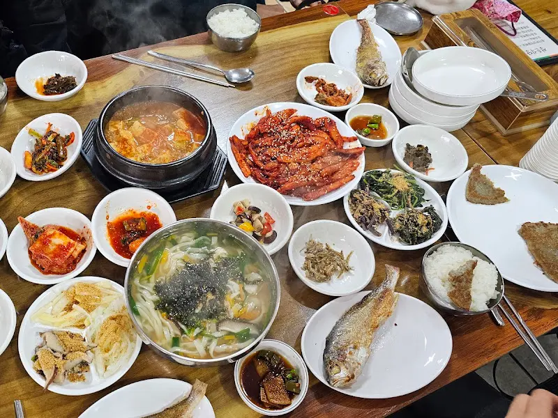 푸짐한 상차림 전체 샷