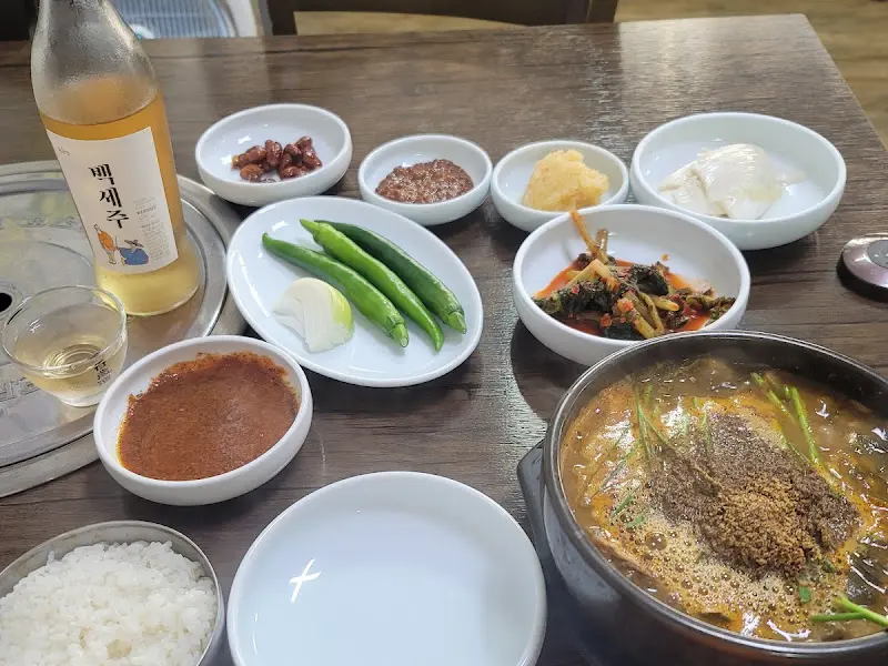 정갈하게 차려진 산들애의 염소탕 한 상 차림