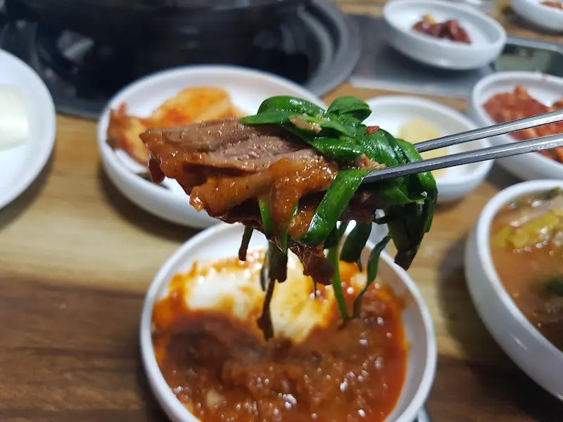 특제 소스에 찍어 먹는 염소고기