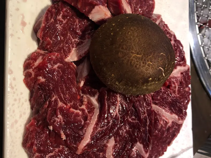 버섯과 함께 구워진 안창살